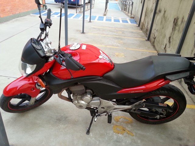 Honda CB300R Vermelha - 2011 Impecável